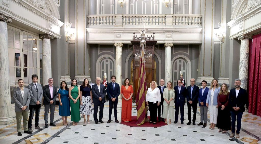 La Real Senyera ya está expuesta en el Salón de Cristal
